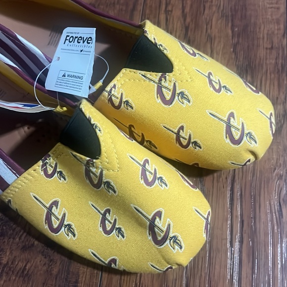 NWT NBA Cavs women's size M slip on shoes - Picture 3 of 5